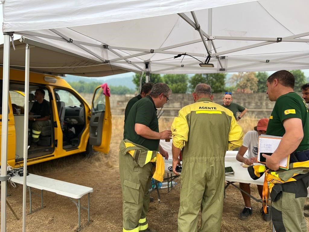 Los trabajos del operativo de extinción del incendio de Hurdes se centran esta mañana en la zona limítrofe con Salamanca Los trabajos del operativo de extinción del incendio de Hurdes se centran esta mañana en la zona limítrofe con Salamanca