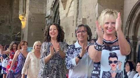 Desfilada Mujeres como la vida misma amb vestits de Sonia Alriols