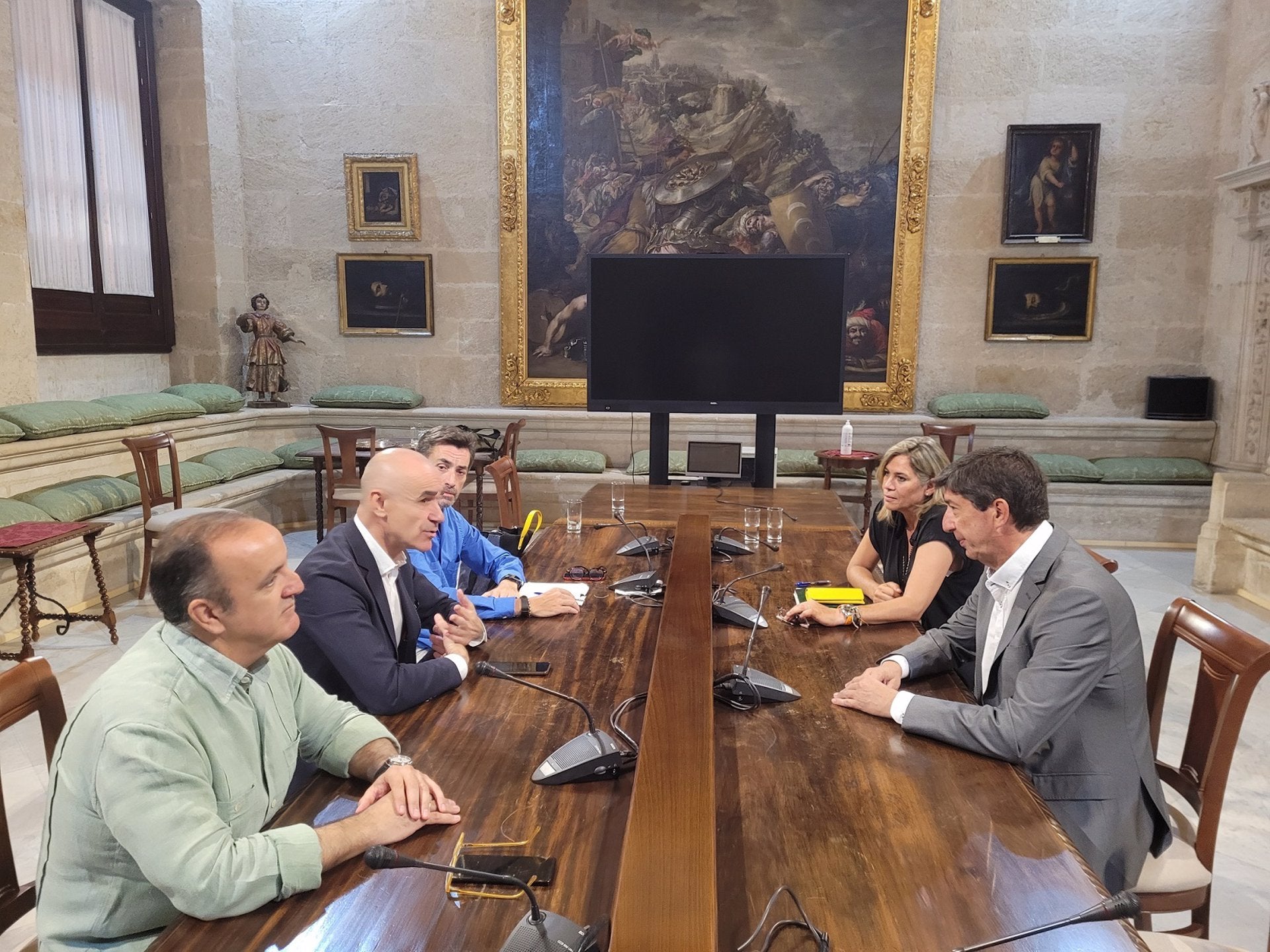 Reunión entre Junta y Ayuntamiento para sentar las bases de la colaboración en la gala de los Premios Goya Reunión entre Junta y Ayuntamiento para sentar las bases de la colaboración en la gala de los Premios Goya