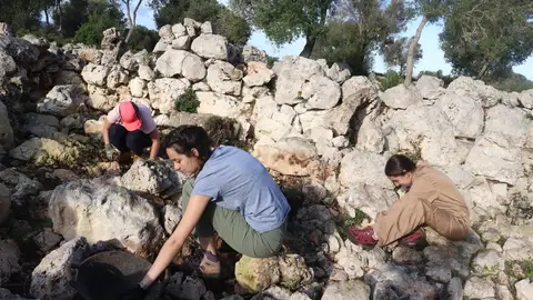 Arqueólogos trabajando en el yacimiento. 
