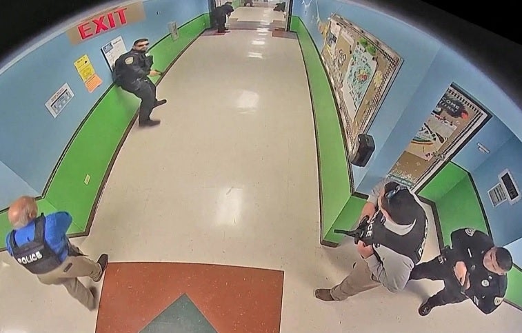 Un vídeo pone en tela de juicio la actuación policial en el tiroteo de Texas Un vídeo pone en tela de juicio la actuación policial en el tiroteo de Texas
