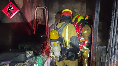 Los bomberos sofocan el incendio en una vivienda de Crevillent.