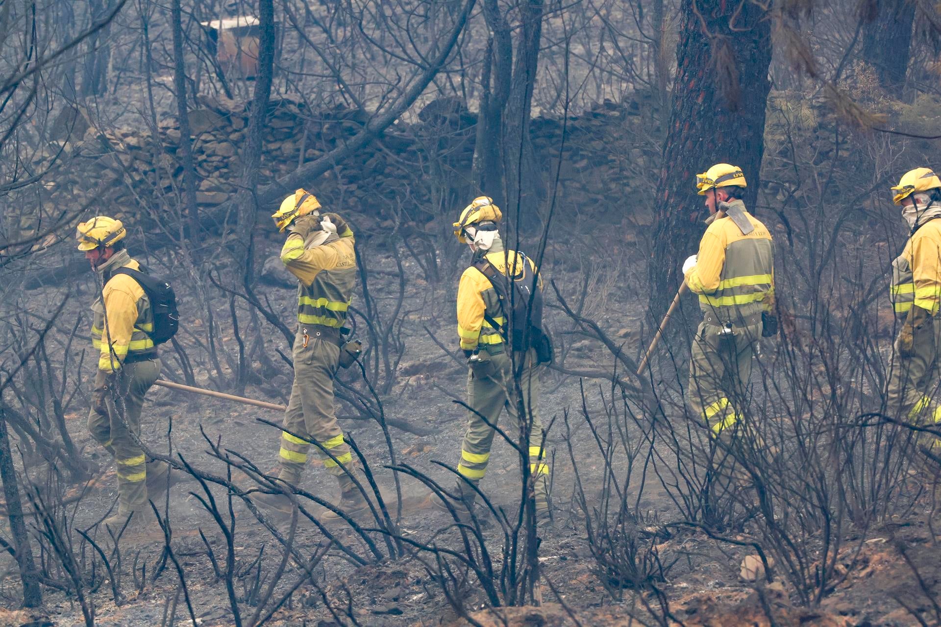 El incendio de Las Hurdes evoluciona favorablemente, aunque preocupa su reactivación El incendio de Las Hurdes evoluciona favorablemente, aunque preocupa su reactivación