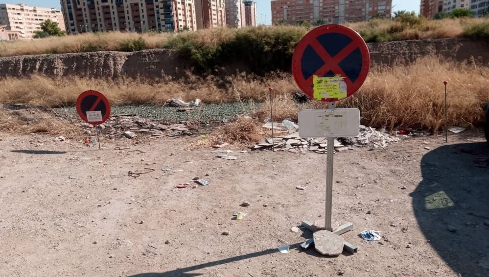 Prohibición de estacionamiento en el descampado existente junto a los terrenos de ADIF