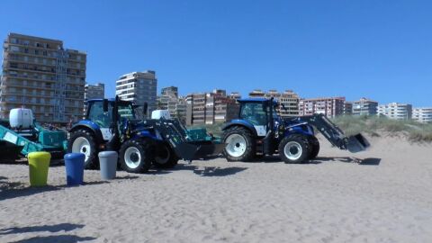 Maquinaria que se usa en la limpieza de las playas de Elche.