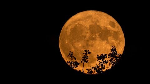 Por qu&eacute; la Luna est&aacute; roja: Roberto Brasero explica este curioso fen&oacute;meno