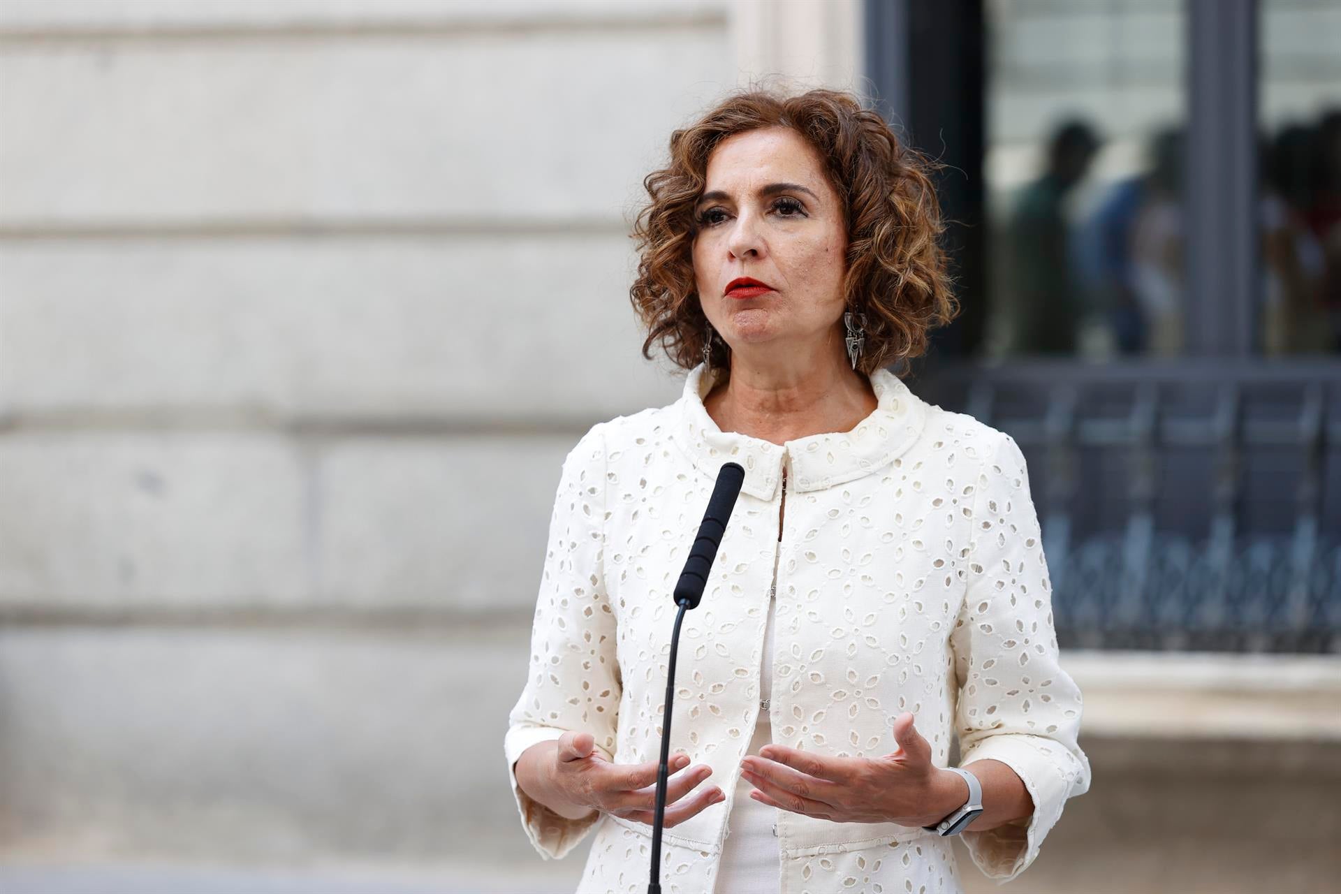 El Gobierno prohibirá a empresas energéticas y bancos que trasladen los nuevos impuestos a los precios finales El Gobierno prohibirá a empresas energéticas y bancos que trasladen los nuevos impuestos a los precios finales