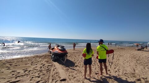 Imagen de archivo de dos socorristas en una playa de Elche.