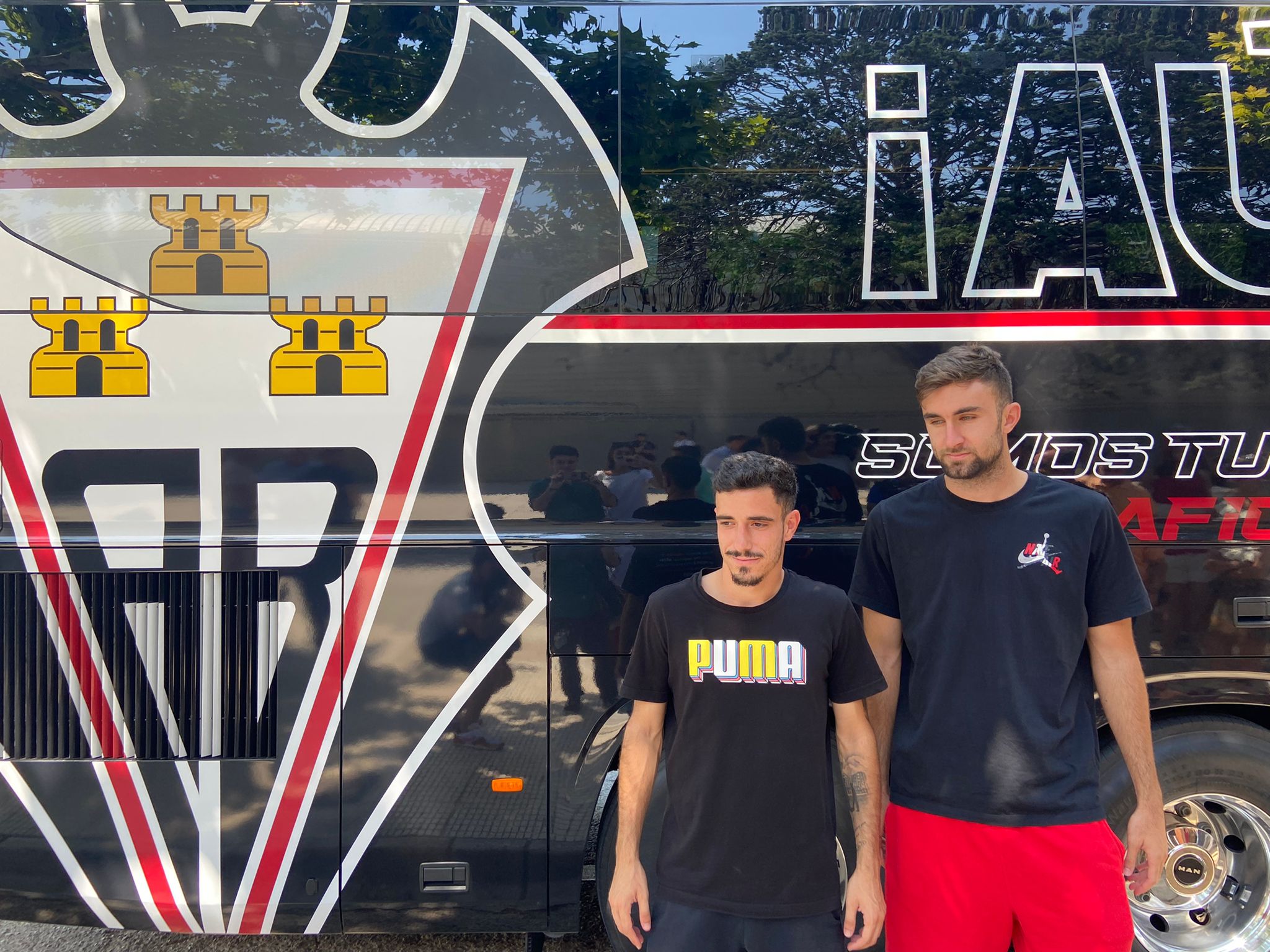 El Alba ha presentado el nuevo autobús del equipo para su regreso a la liga Smartbank. El Alba ha presentado el nuevo autobús del equipo para su regreso a la liga Smartbank.