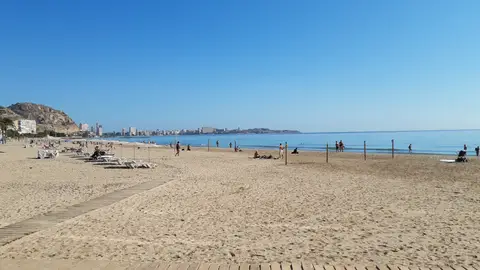 Una vista de la playa del Postiguet