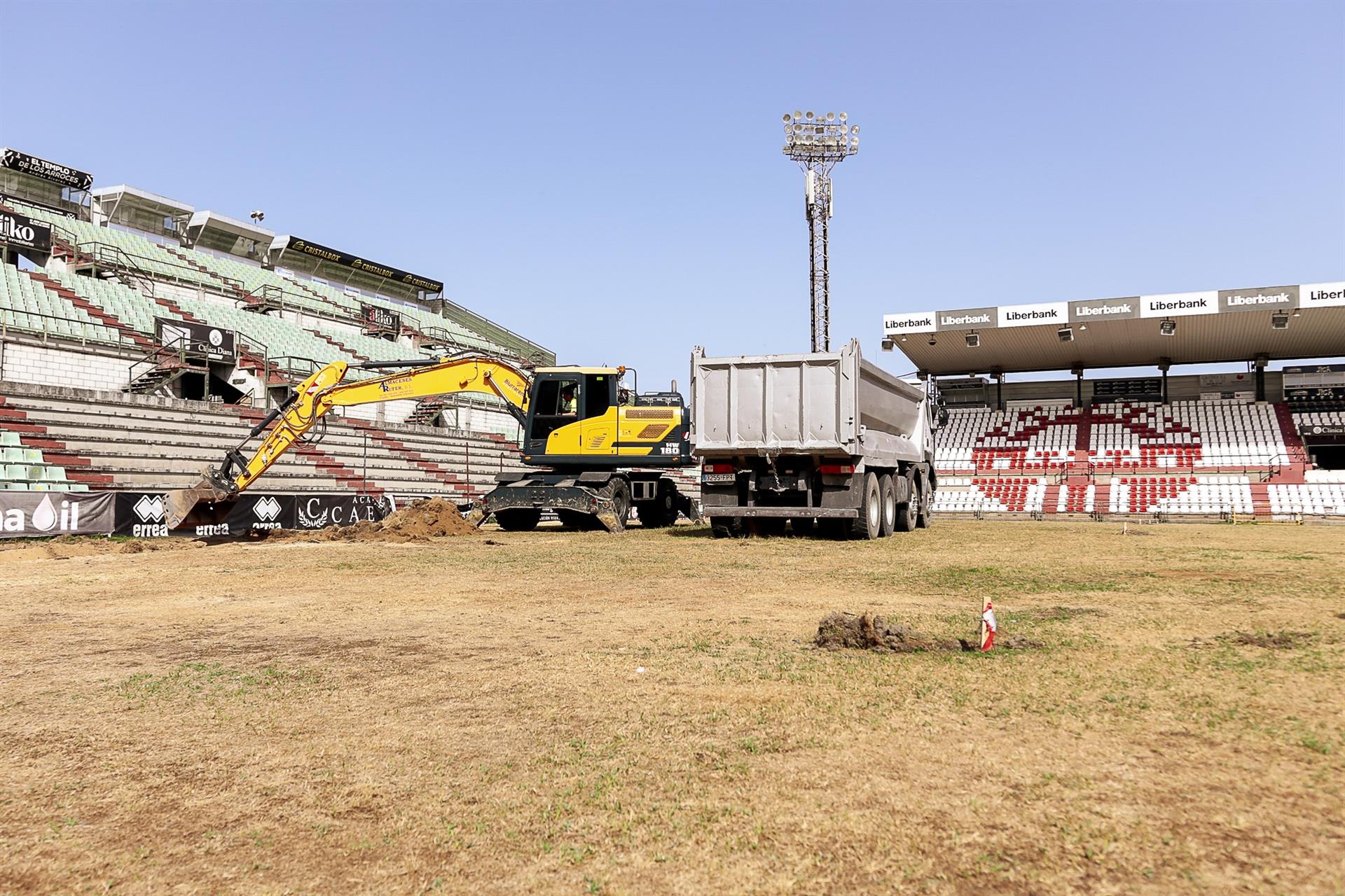 Los trabajos de renovación del césped del Estadio Romano de Mérida concluirán antes del inicio de la liga Los trabajos de renovación del césped del Estadio Romano de Mérida concluirán antes del inicio de la liga