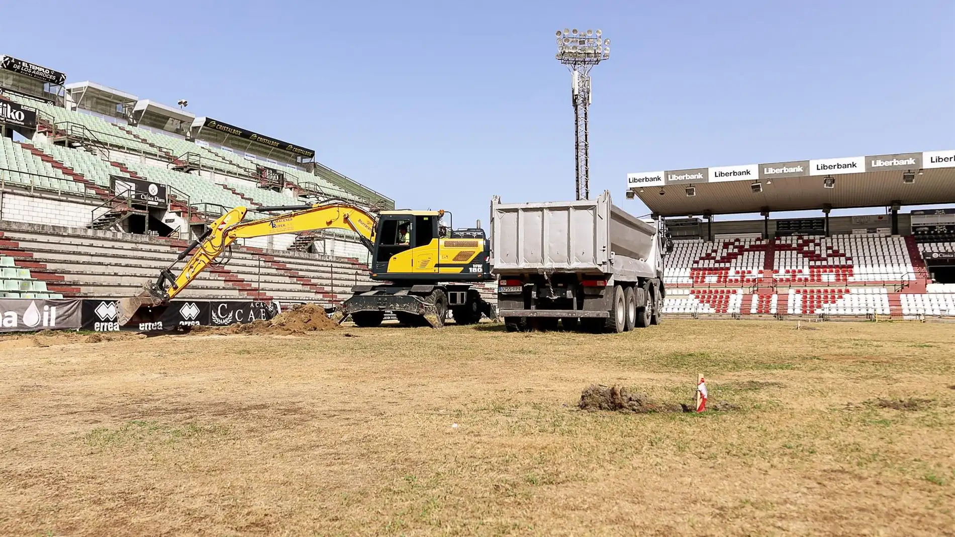 Los trabajos de renovación del césped del Estadio Romano de Mérida concluirán antes del inicio de la liga