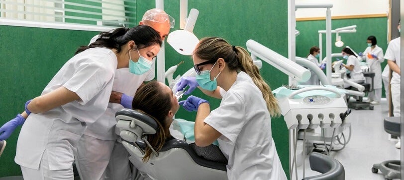 El CEU oferta 60 plazas para su nuevo grado en Odontología en su sede de Elche El CEU oferta 60 plazas para su nuevo grado en Odontología en su sede de Elche