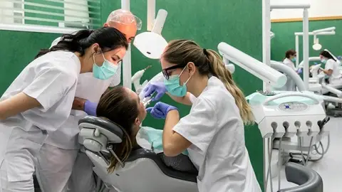 Estudiantes de Odontología Estudiantes de Odontología