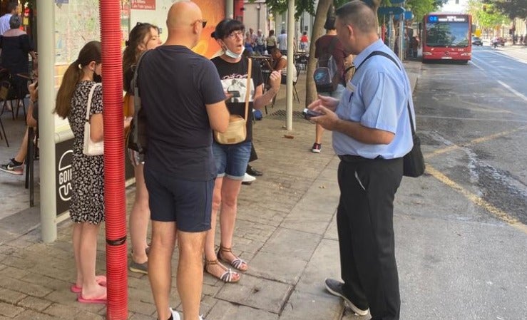 Vectalia refuerza la información presencial en las paradas de los autobuses de Alicante Vectalia refuerza la información presencial en las paradas de los autobuses de Alicante