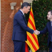 El presidente del Gobierno, Pedro Sánchez, recibe al presidente de la Generalitat de Cataluña, Pere Aragonès