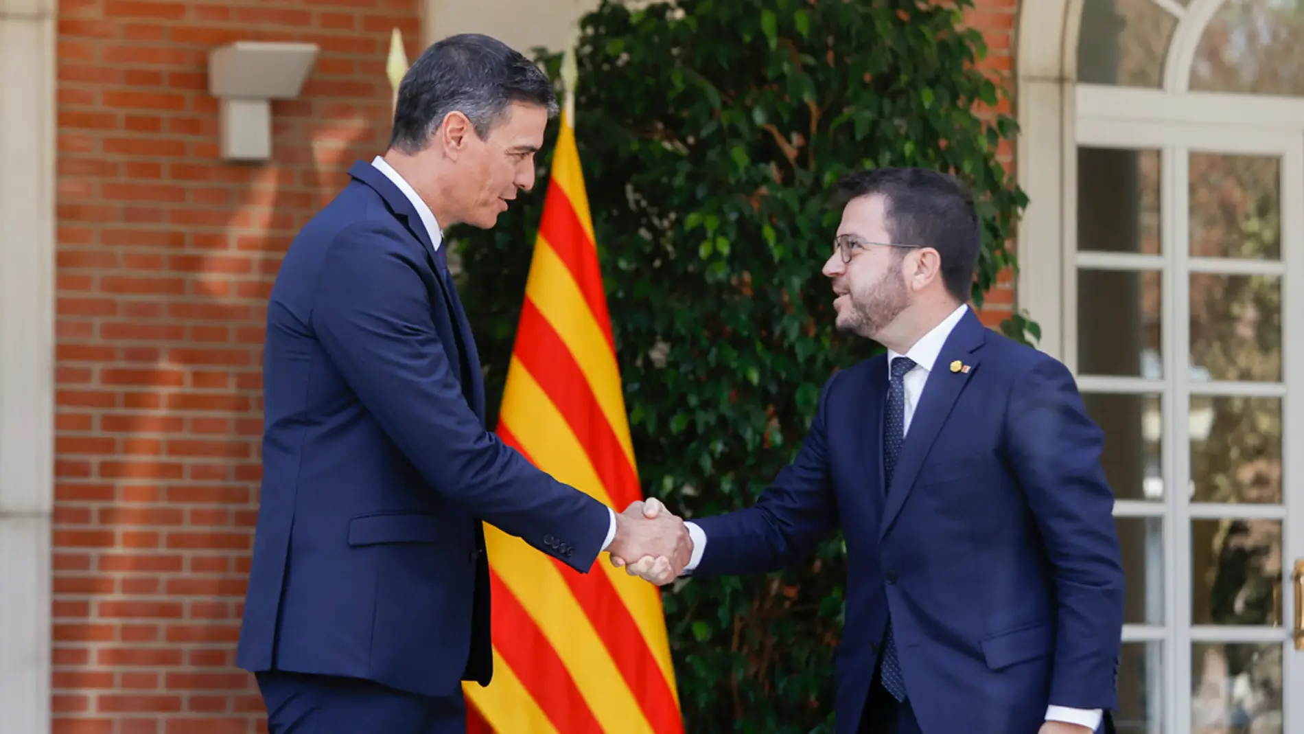 El presidente del Gobierno, Pedro Sánchez, recibe al presidente de la Generalitat de Cataluña, Pere Aragonès