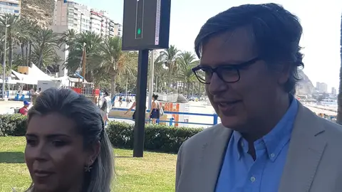 Mari Carmen Sánchez y Javier Díez presentando los nuevos indicadores en la playa del postiguet Mari Carmen Sánchez y Javier Díez presentando los nuevos indicadores en la playa del postiguet