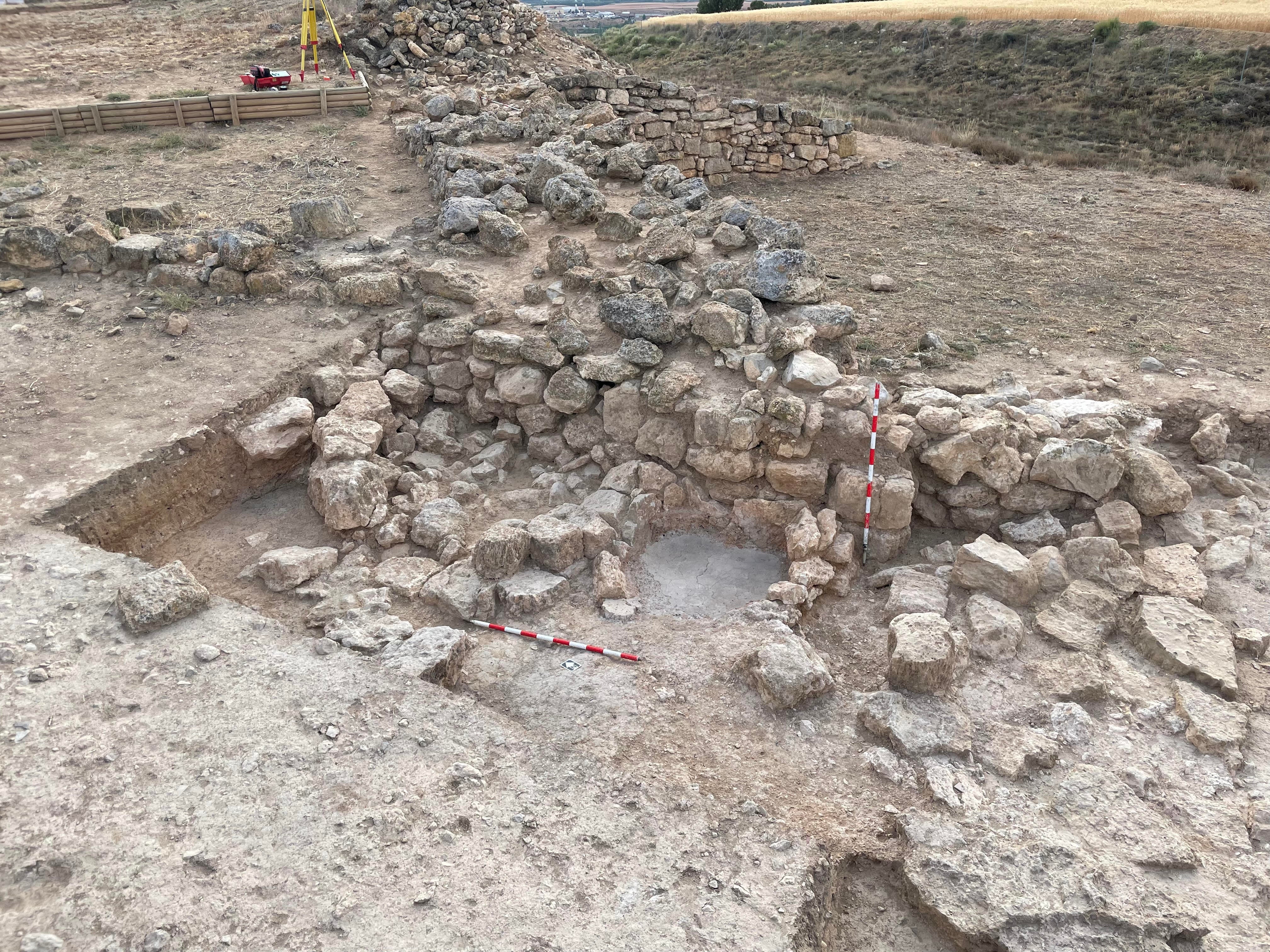 Hornos adosados a la muralla en Alto Chacón Hornos adosados a la muralla en Alto Chacón