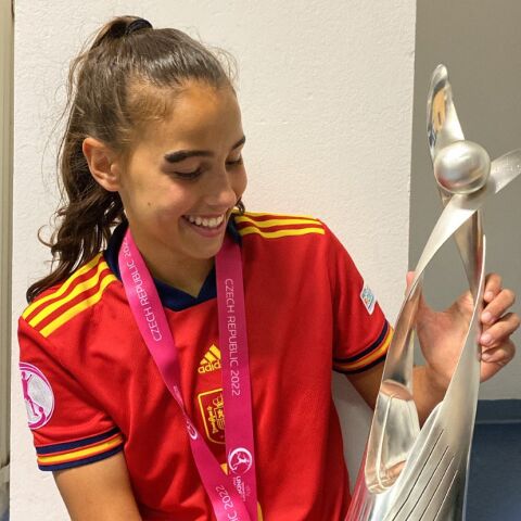 María Valle, con el trofeo del Europeo sub 19.