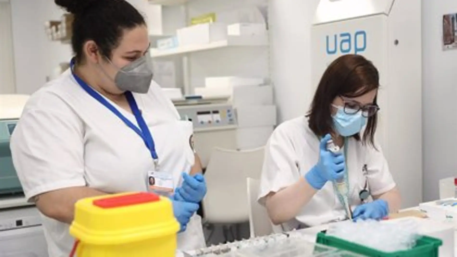 Varios técnicos de laboratorio trabaja con pruebas PCR en el Laboratorio de Microbiología del Hospital público Gregorio Marañón Varios técnicos de laboratorio trabaja con pruebas PCR en el Laboratorio de Microbiología del Hospital público Gregorio Marañón