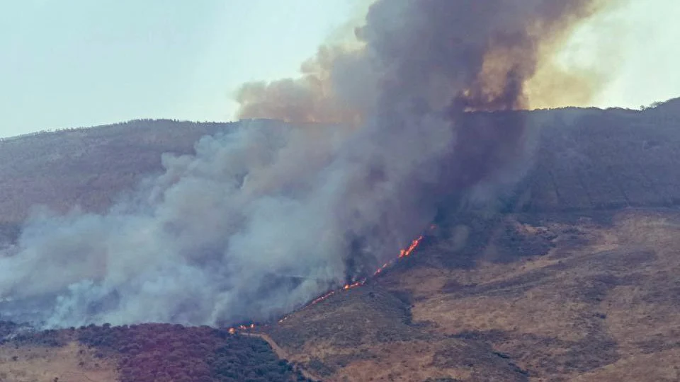 A la evolución negativa del Incendio en Las Hurdes se suma otro incendio en Casas de Miravete a las puertas del PN de Monfragüe A la evolución negativa del Incendio en Las Hurdes se suma otro incendio en Casas de Miravete a las puertas del PN de Monfragüe