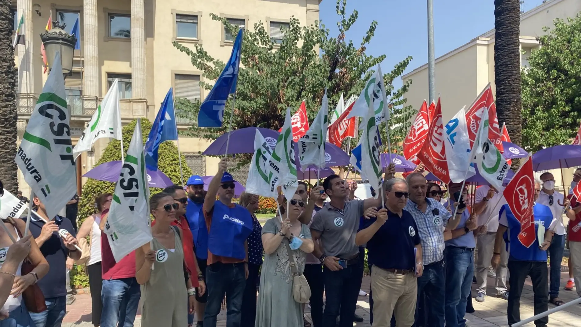 CSIF Y ACAIP-UGT reclaman medidas en una concentración frente a Delegación del Gobierno en Badajoz 