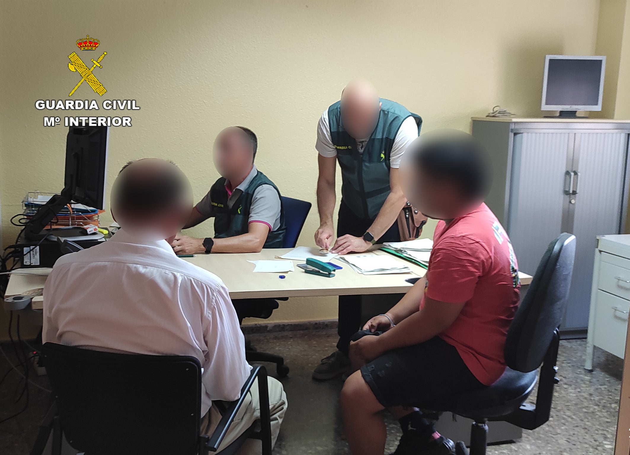 La Guardia Civil desarticula un grupo criminal dedicado a extorsionar a través de redes sociales La Guardia Civil desarticula un grupo criminal dedicado a extorsionar a través de redes sociales