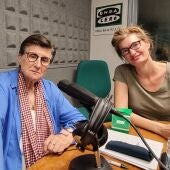 Esther Eiros, la voz más acreditada del Turismo en España, emite su programa desde la Oficina de Turismo de Torrevieja 