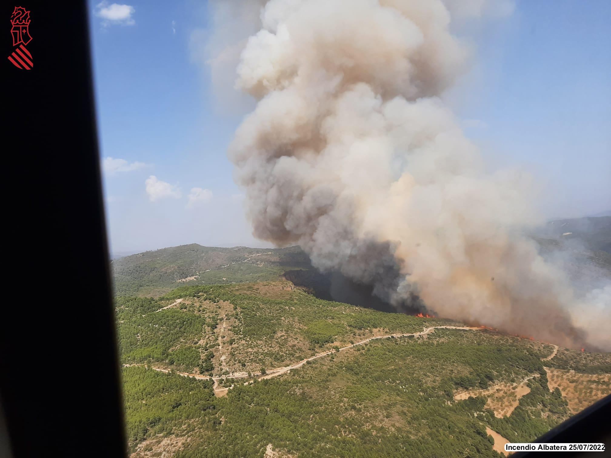 Doce medios aéreos trabajan en la extinción del Incendio Forestal declarado este lunes en Calles Doce medios aéreos trabajan en la extinción del Incendio Forestal declarado este lunes en Calles