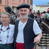 Alberto Lozano con su hermana en Pobladura de Pelayo García Alberto Lozano con su hermana en Pobladura de Pelayo García