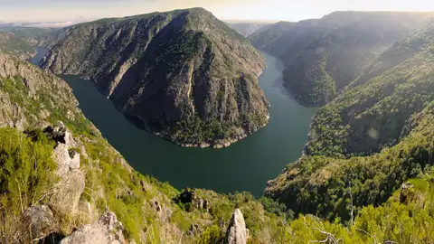 López Campos enxalza a "paisaxe cultural única" da Ribeira Sacra López Campos enxalza a "paisaxe cultural única" da Ribeira Sacra