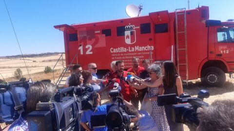 José Luis Escudero atendiendo a los medios de comunicación