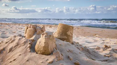 Las multas que te pueden poner en la playa: hacer castillos de arena, jugar a las palas...