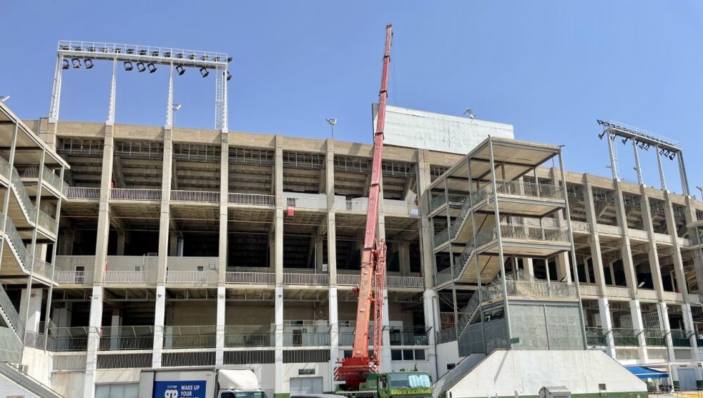 La grúa que este martes se encontraba trabajando en el videomarcador del Anillo Superior del estadio Martínez Valero, en la zona de Fondo Sur.