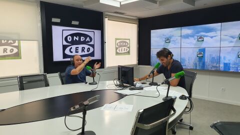 Guillem Sans durant una de les seves intervencions, sempre amb un somriure i gesticulant en algunes respostes.