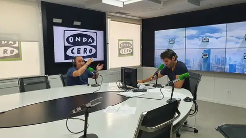 Guillem Sans durant una de les seves intervencions, sempre amb un somriure i gesticulant en algunes respostes. Guillem Sans durant una de les seves intervencions, sempre amb un somriure i gesticulant en algunes respostes.
