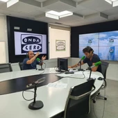 Guillem Sans durant una de les seves intervencions, sempre amb un somriure i gesticulant en algunes respostes. Guillem Sans durant una de les seves intervencions, sempre amb un somriure i gesticulant en algunes respostes.