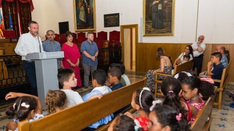 Reuni&oacute;n de los ni&ntilde;os saharauis que ser&aacute;n acogidos en Elche durante el verano con los directivos en el sal&oacute;n de plenos
