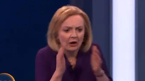 La candidata a suceder a Boris Johnson reacciona al desmayo de una presentadora en directo.