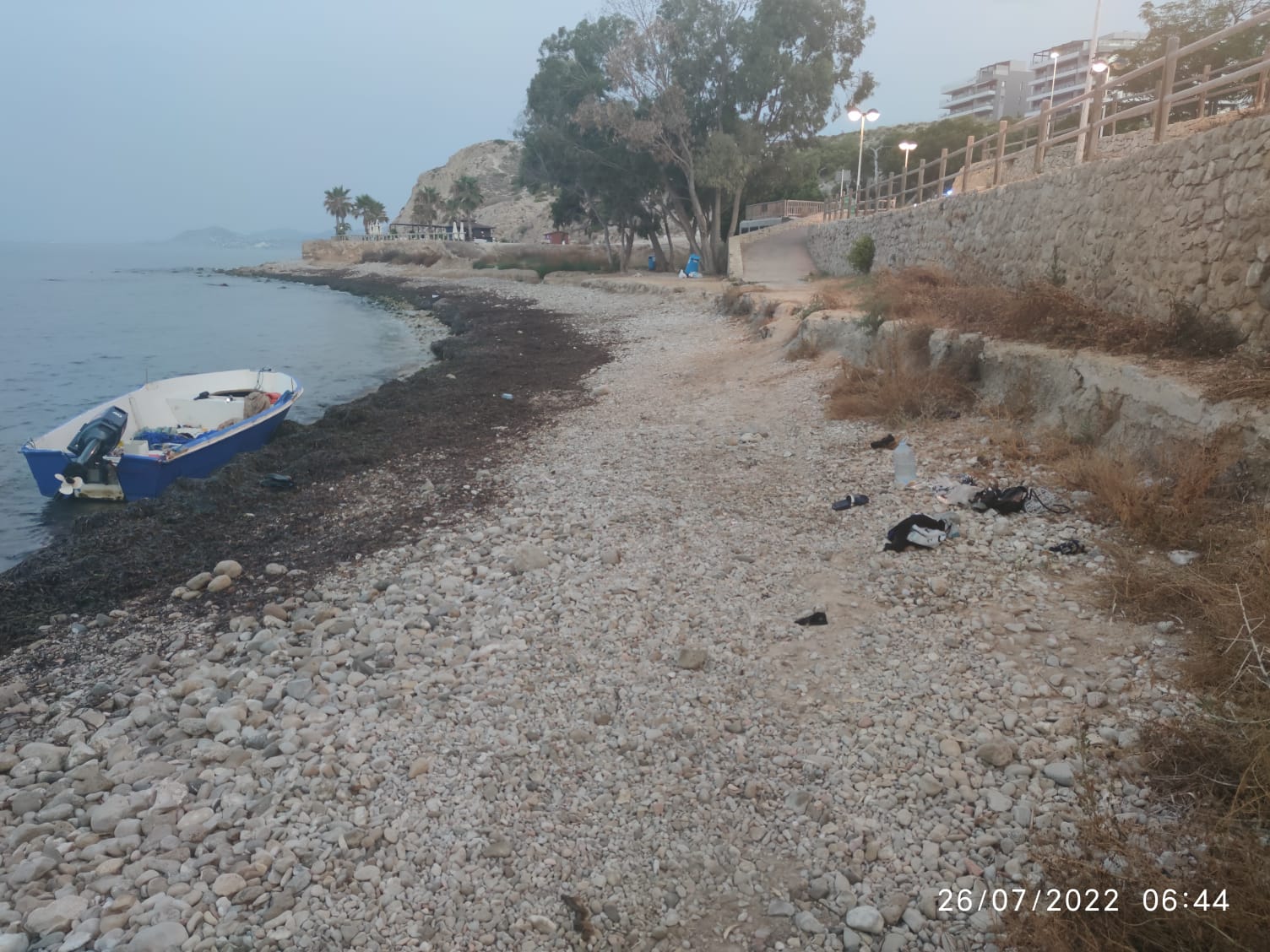 Aparece una patera en la playa del Bol Nou de La Vila Joiosa Aparece una patera en la playa del Bol Nou de La Vila Joiosa