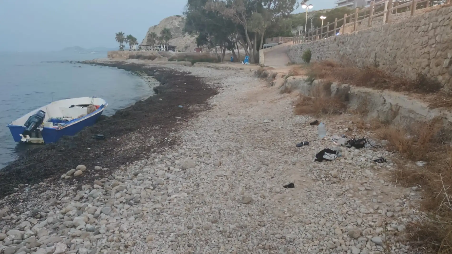 Aparece una patera en la playa del Bol Nou de La Vila Joiosa