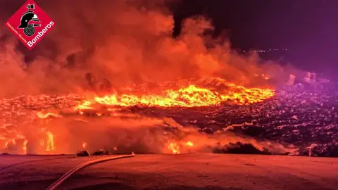 El incendio en un vertedero del Polígono El Pastoret se extiende a la vegetación de la zona y obliga a intervenir a bomberos de Elda y Villena
