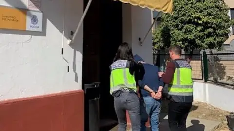Un arrestado es llevado al interior de la Comisaría de Nervión.