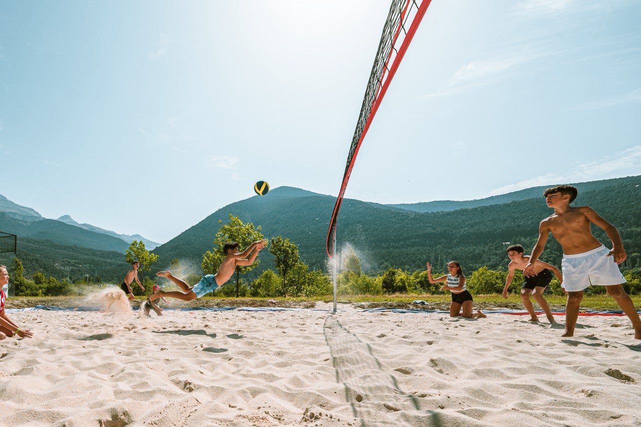 Villanúa lleva la playa al Pirineo con su nueva pista de vóley Villanúa lleva la playa al Pirineo con su nueva pista de vóley