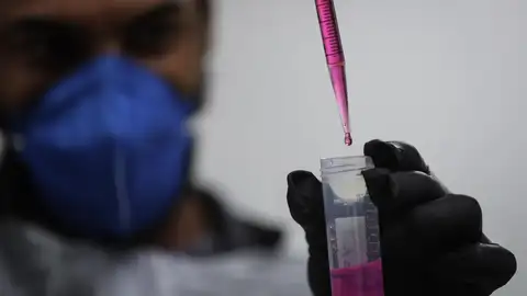 En la imagen de archivo, un investigador trabaja en un tratamiento para el VIH. 