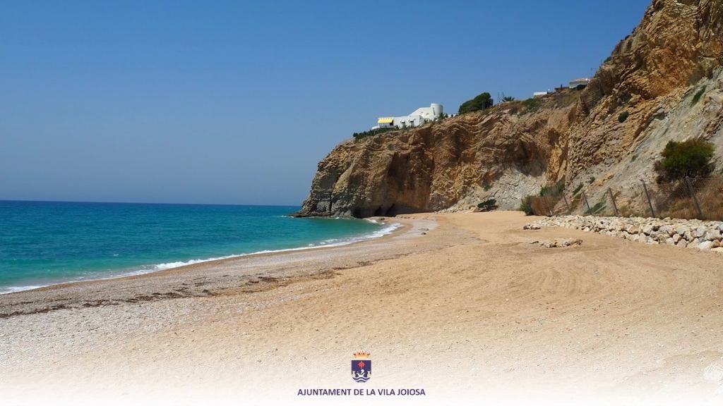 Aparece una patera en la playa del Bol Nou de La Vila Joiosa Aparece una patera en la playa del Bol Nou de La Vila Joiosa