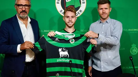 Peque, delantero del Racing de Santander Presentación de Peque como nuevo futbolista del Racing
