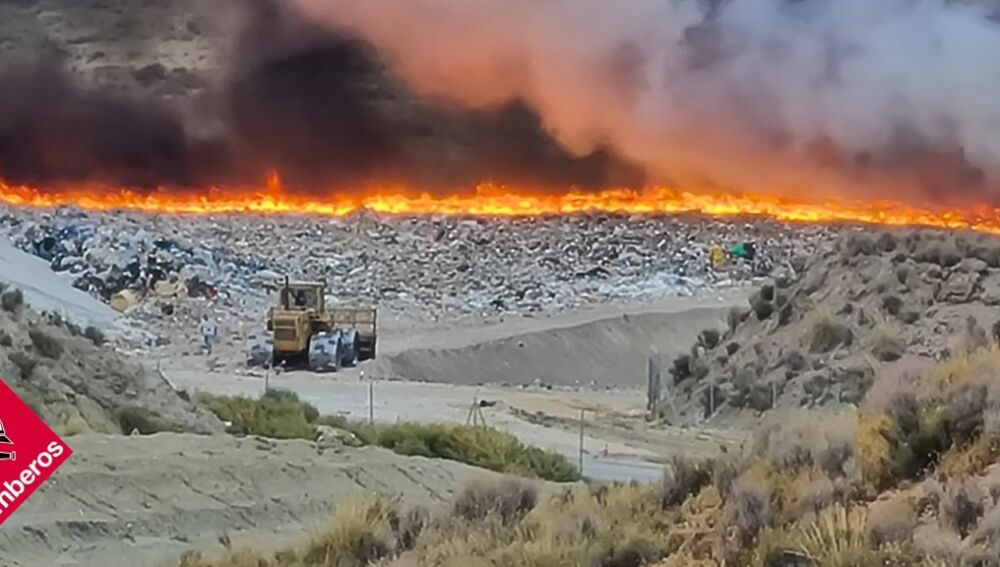 Incendio en un vertedero en el Polígono El Pastoret