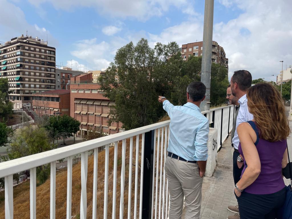 El CEIP Baix Vinalopó de Elche inicia la retirada de las estructuras de fibrocemento El CEIP Baix Vinalopó de Elche inicia la retirada de las estructuras de fibrocemento